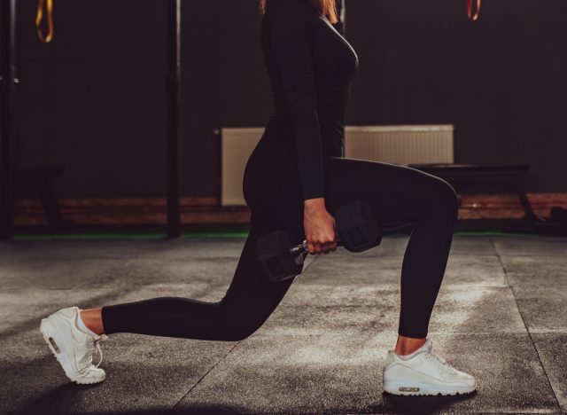 close-up dumbbell lunges