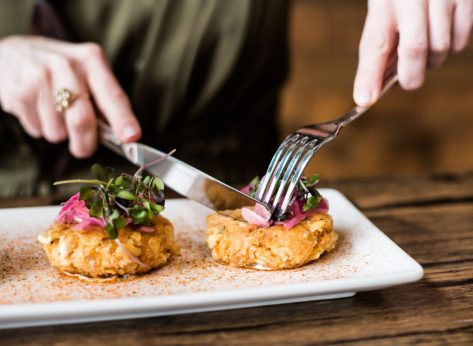 10 Restaurant Chains With the Best Crab Cakes