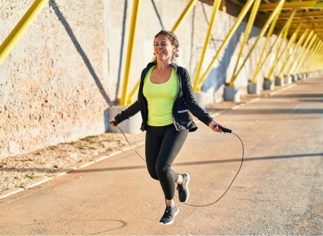 medelålders kvinna som hoppar rep för träning för att förbättra uthålligheten