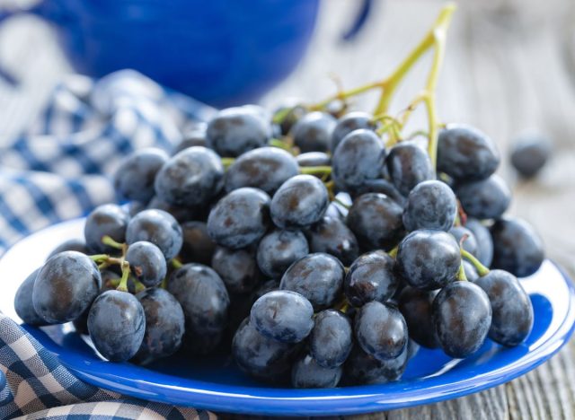 uvas em um prato azul