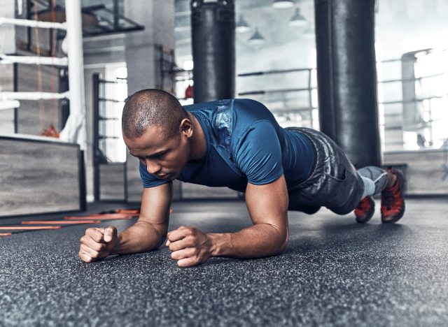 man doing forearm planks, concept of daily exercises for men to get abs