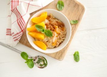 oatmeal with cinnamon and peaches