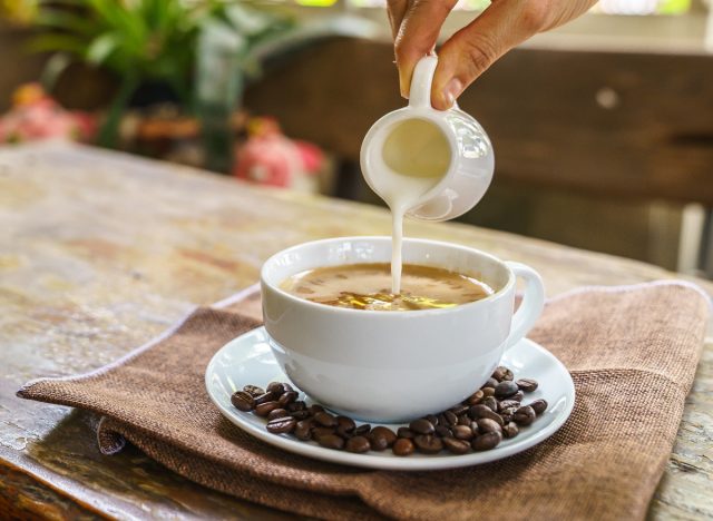 häller gräddkanna i kaffet