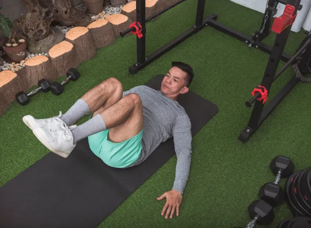 man doing reverse crunches