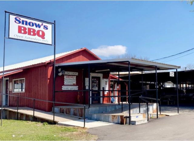 snow's bbq exterior