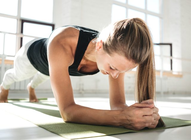 woman doing forearm planks