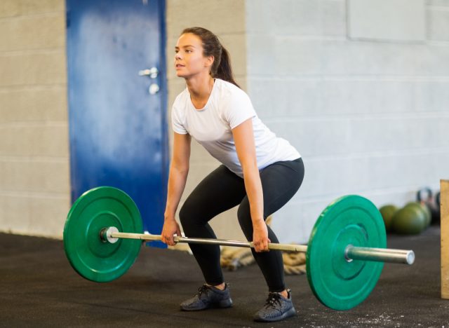 woman doing barbell deadlifts