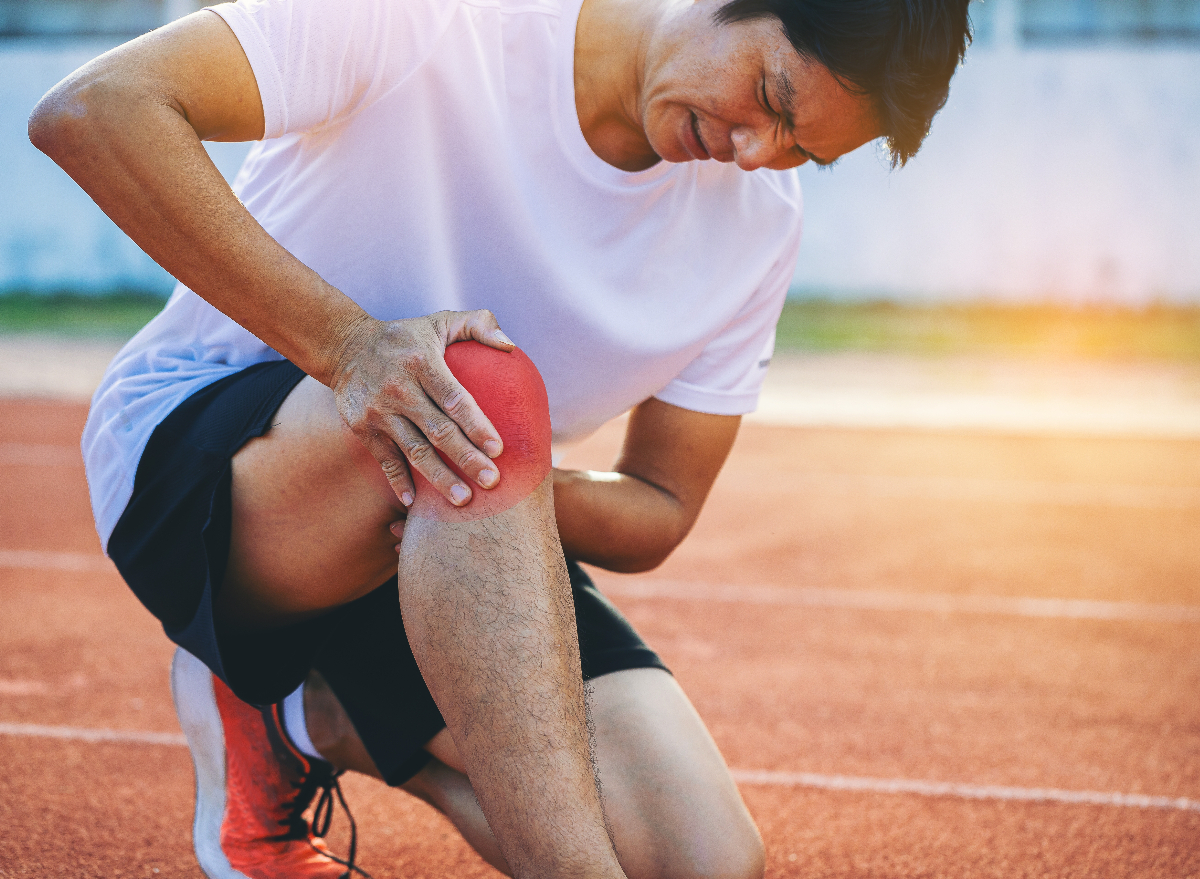 male athlete dealing with knee pain, concept of daily habits that destroy your knees