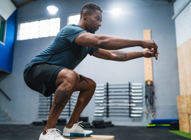 man doing box jumps