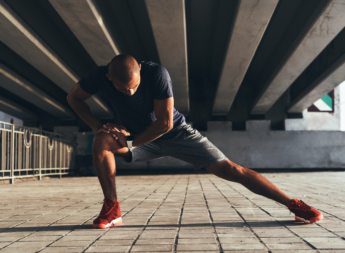 man training his legs, concept of fitness habits that destroy legs before 40