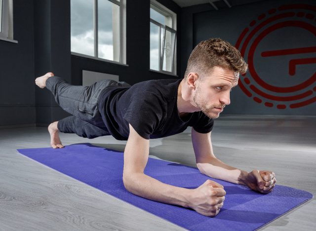 man doing plank leg lifts