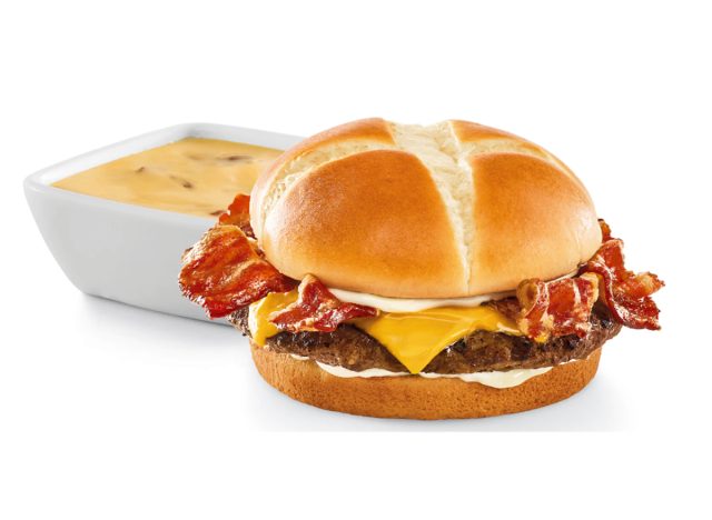 Red Robin Käsefondue-Burger mit Speck