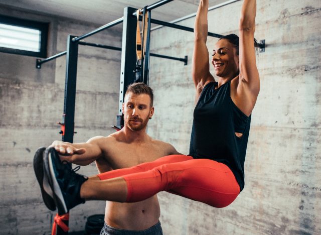 woman doing hanging leg raises