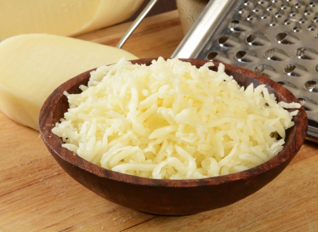 strouhaný sýr mozzarella v misce