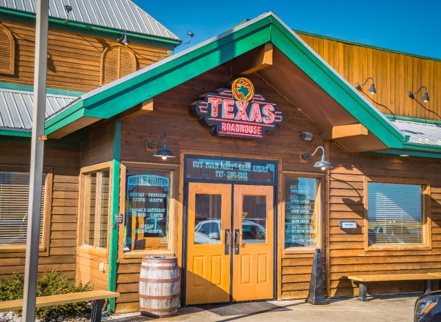 texas roadhouse exterior