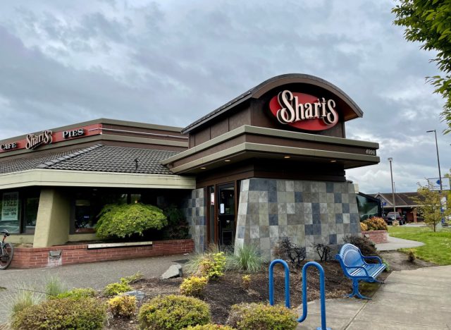 shari's cafe & pie's exterior