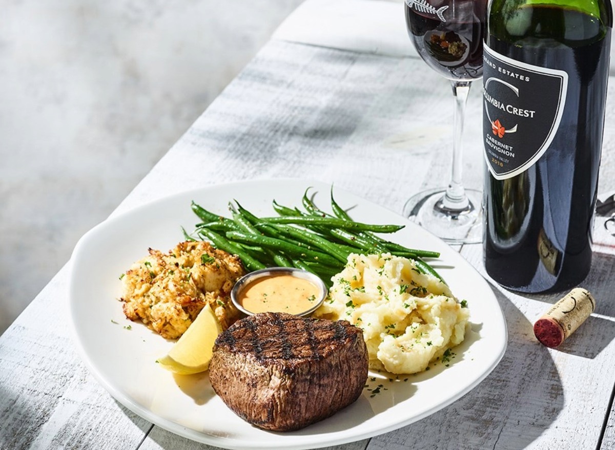 10 Restaurant Chains With the Best Crab Cakes