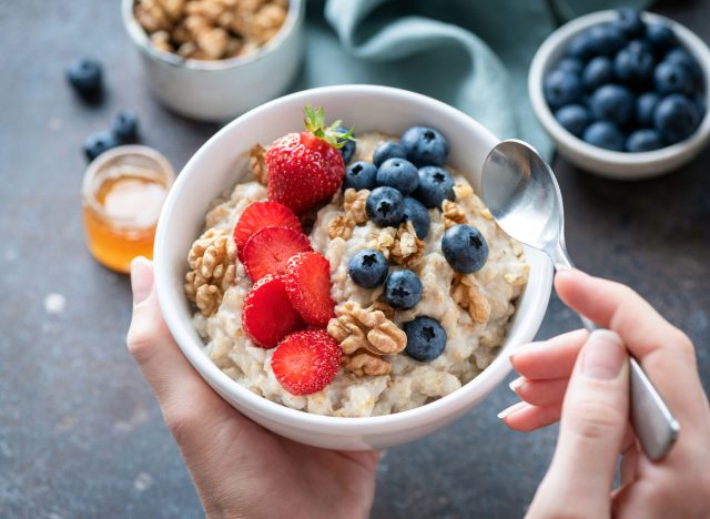 semangkuk oatmeal dengan stroberi, blueberry, dan kenari