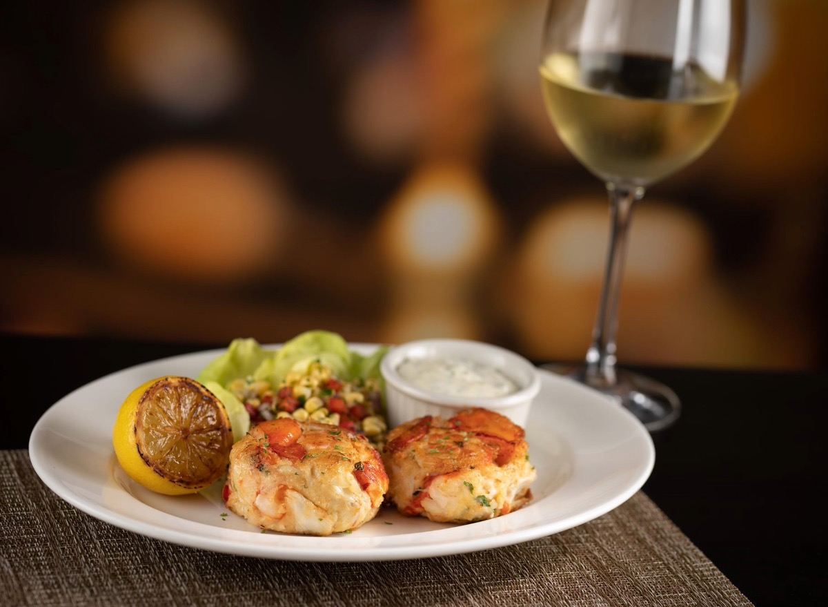 10 Restaurant Chains With the Best Crab Cakes