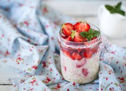 overnight oats, concept of healthy tasty weight loss meals under 500 calories