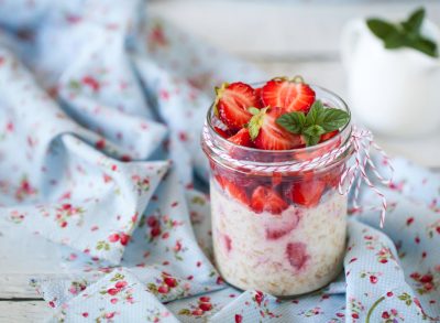 overnight oats, concept of healthy tasty weight loss meals under 500 calories