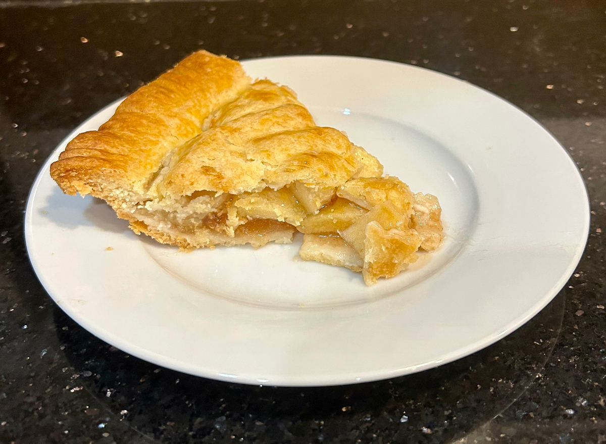 a customer orders a slice of apple pie