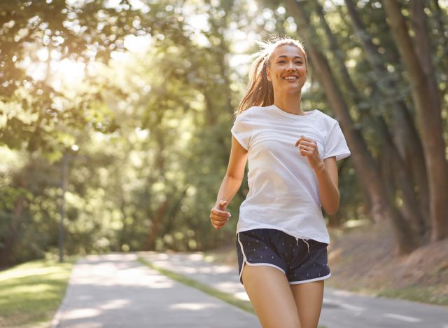 woman doing morning exercise, concept of morning workouts to lose belly fat