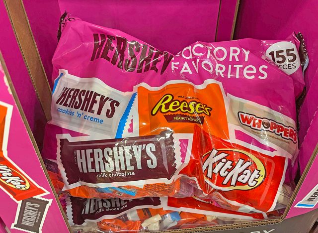 Costco Is Selling A Hershey's Variety Pack With 30 Full Size Candy Bars For  Less Than $15!