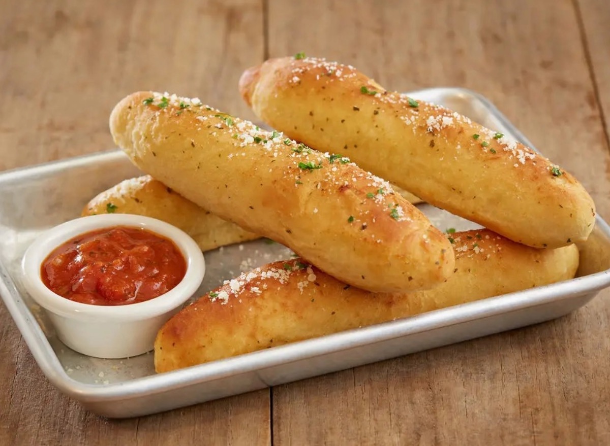 10 Restaurant Chains That Serve the Best Garlic Bread