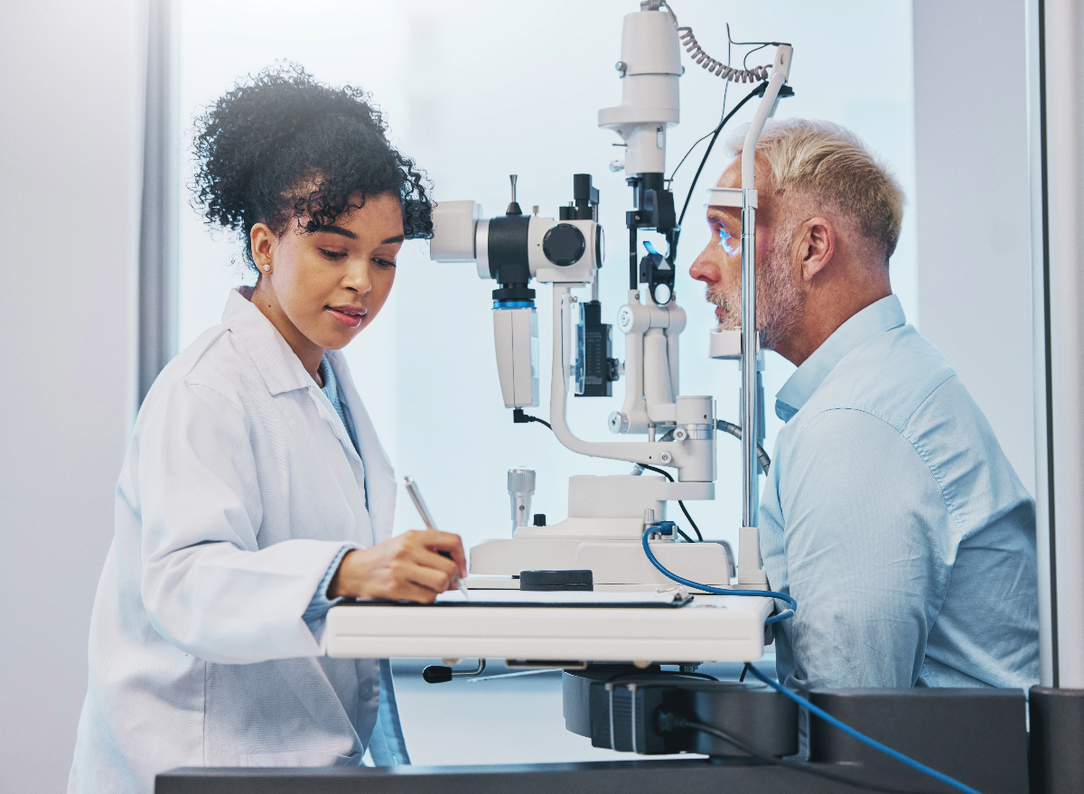 9 Things an Eye Doctor Never Does