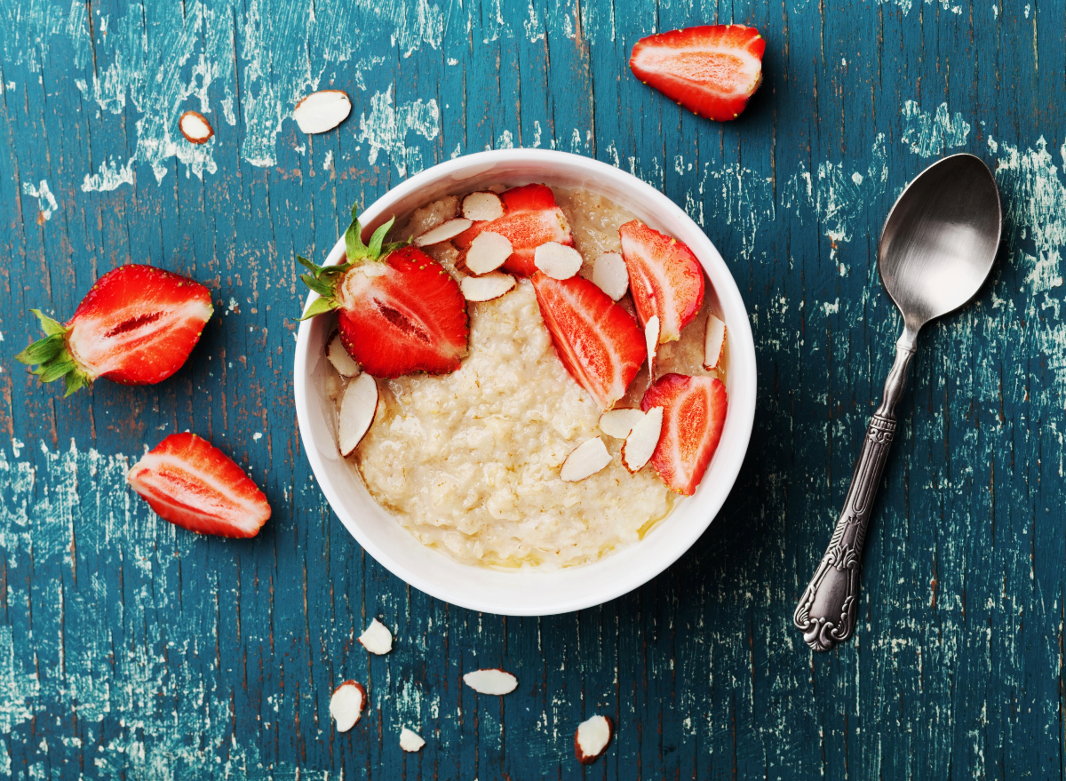 oatmeal with strawberries, concept of can oatmeal help you lose weight