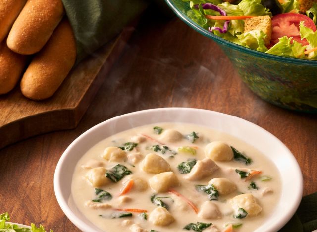 olive garden soup, salad, and breadsticks