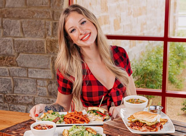 twin peaks employee holding food