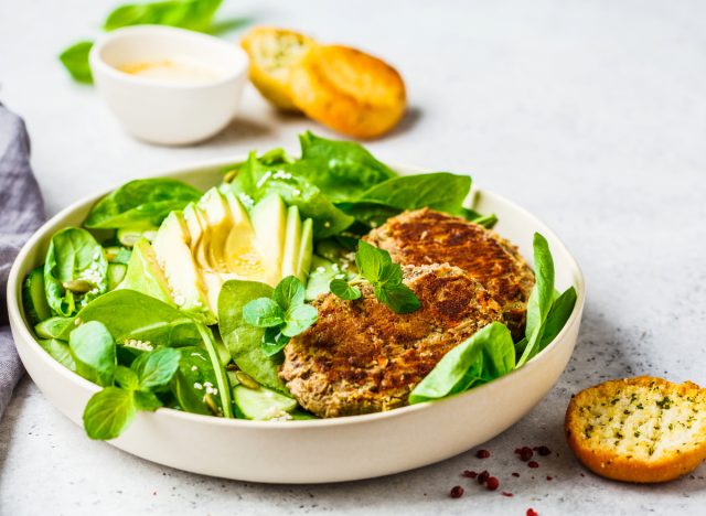 veggie burger spinach salad