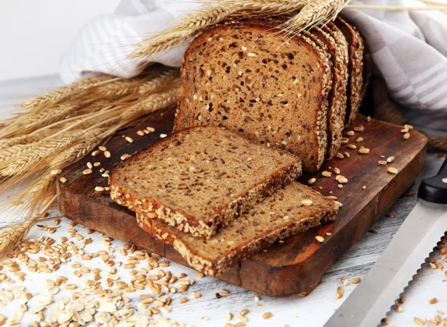 pain à grains entiers, concept des meilleurs mauvais glucides pour perdre du poids
