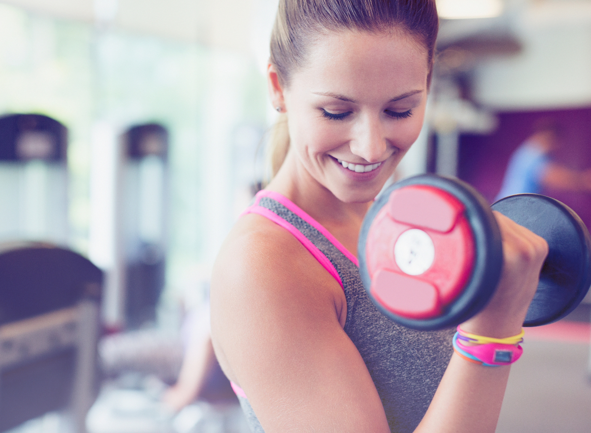 woman doing bicep curl