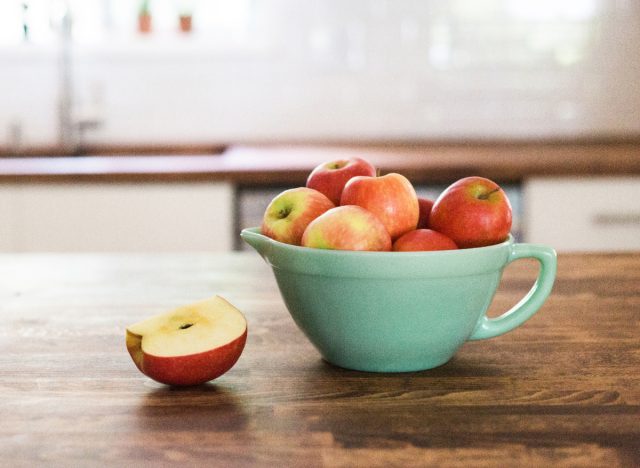 apples in fruit bowl, concept of how many calories are in an apple
