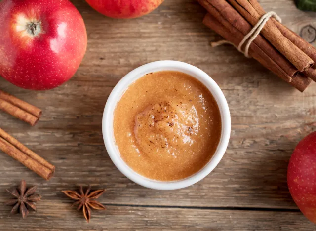 compota de maçã, conceito de carboidratos de digestão rápida para comer antes do treino