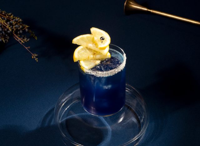 Índigo mezcal cocktail