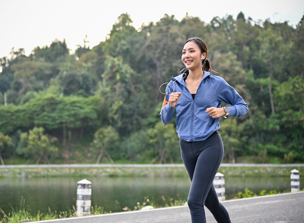 woman running outdoors, concept of best ways to burn 500 calories