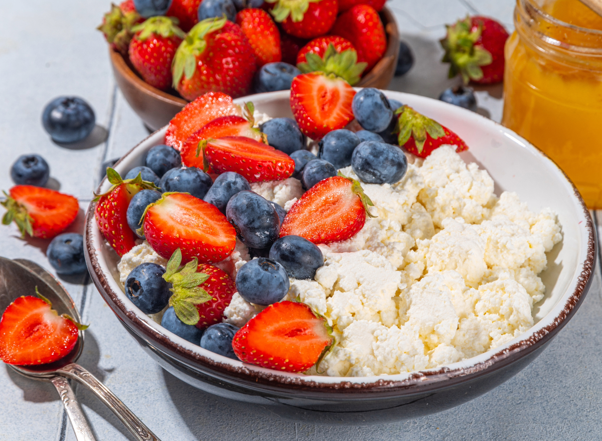 cottage cheese with berries, concept of can eating cottage cheese help you lose weight