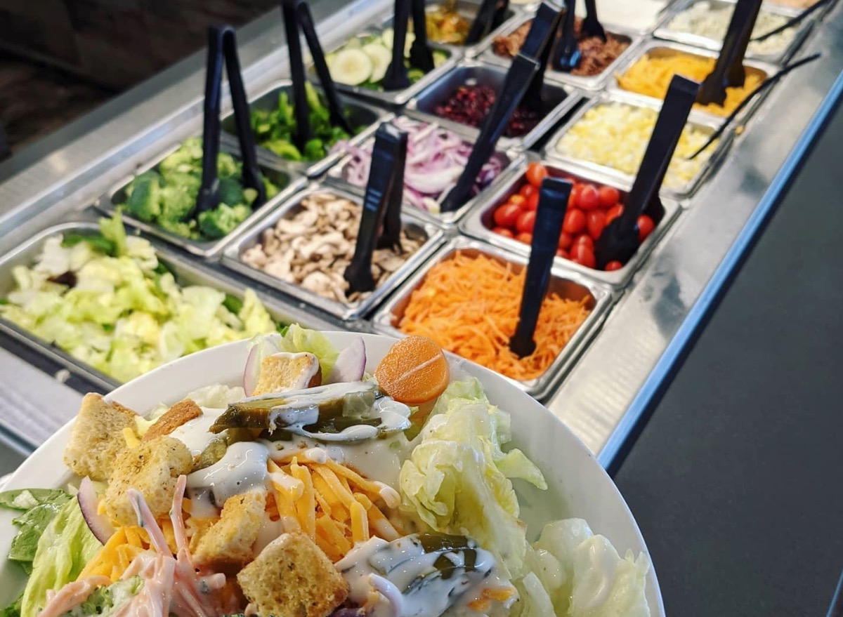 10-restaurant-chains-with-the-best-salad-bars