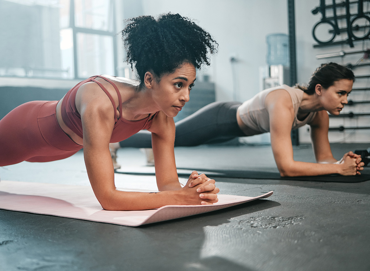 woman doing planks in exercise class