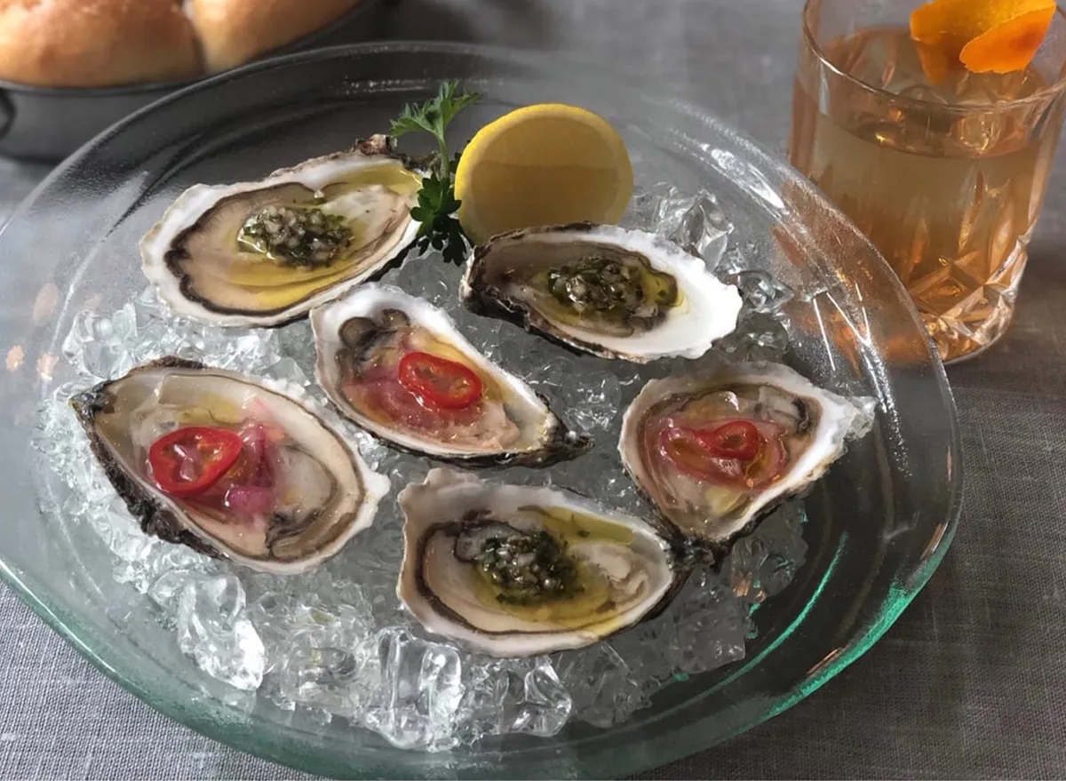 10 Restaurant Chains That Serve the Best Oysters