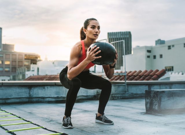 medicine ball squat, concept of weight-training workouts that burn the most calories