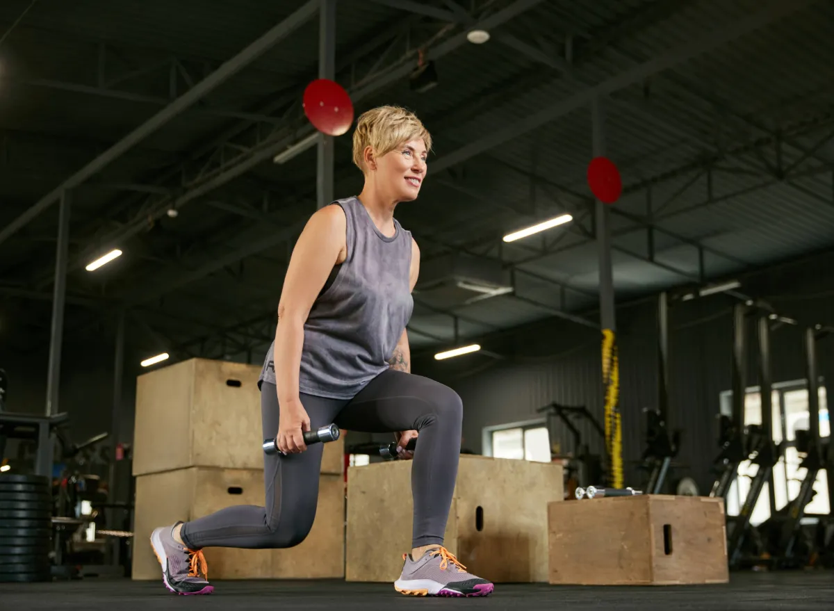 middle-aged woman doing reverse lunges, concept of exercises for midriff bulge