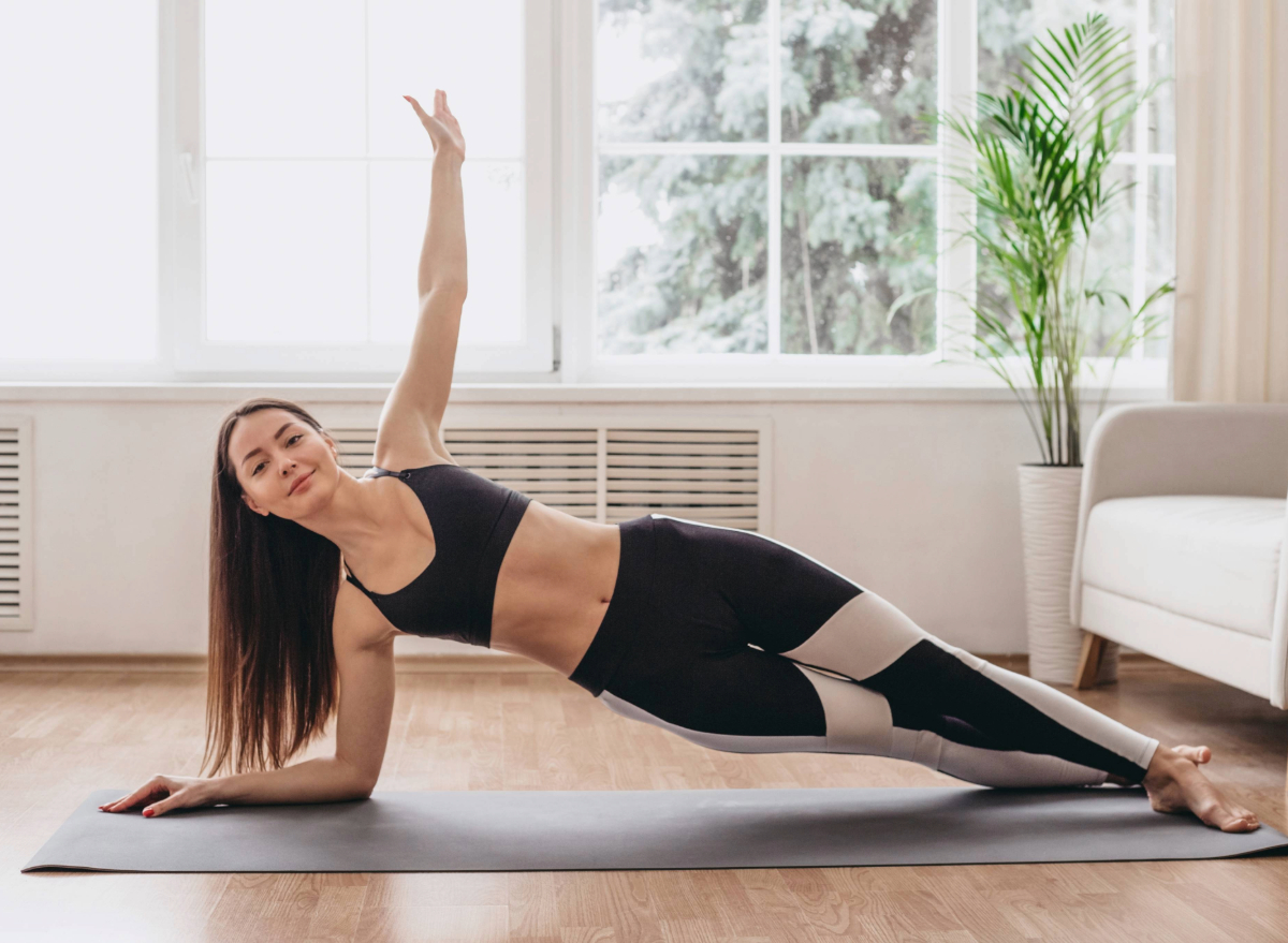 woman doing side plank, concept of exercises to melt waist fat