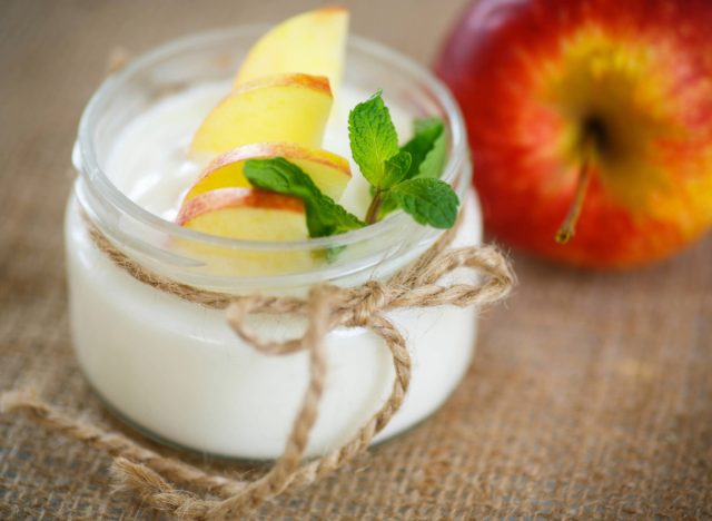 yogurt with apple