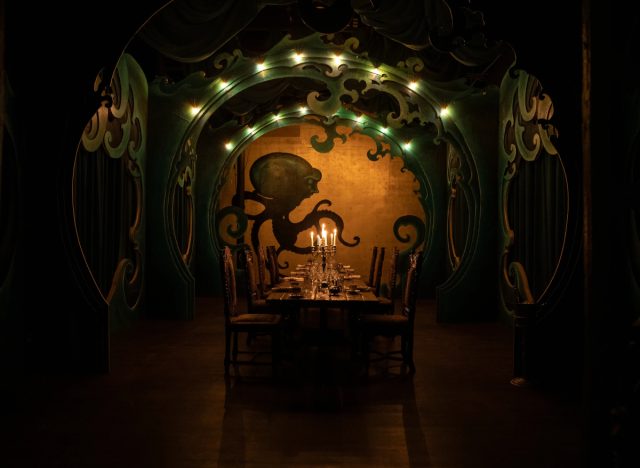 20,000 leagues under the sea restaurant dining room