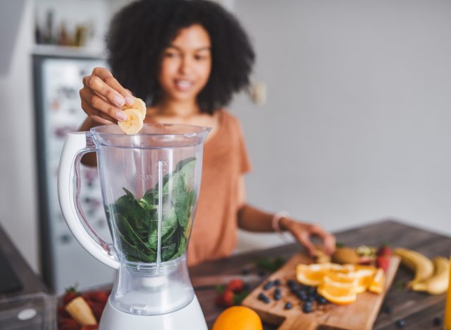 φτιάχνοντας smoothie μπανάνας με σπανάκι στο μπλέντερ